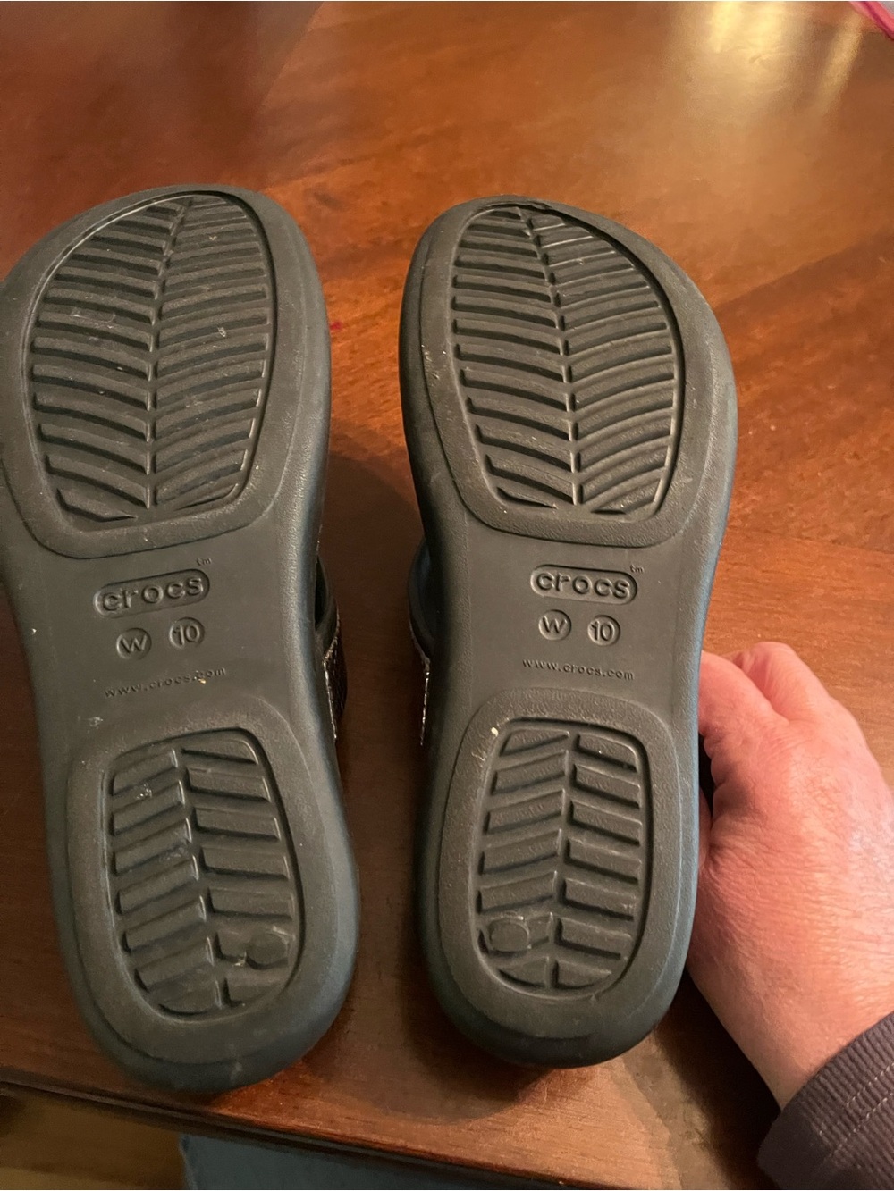 CROCS Women’s Metallic Silver Snake-Print Thong Sandals - Picture 9 of 11